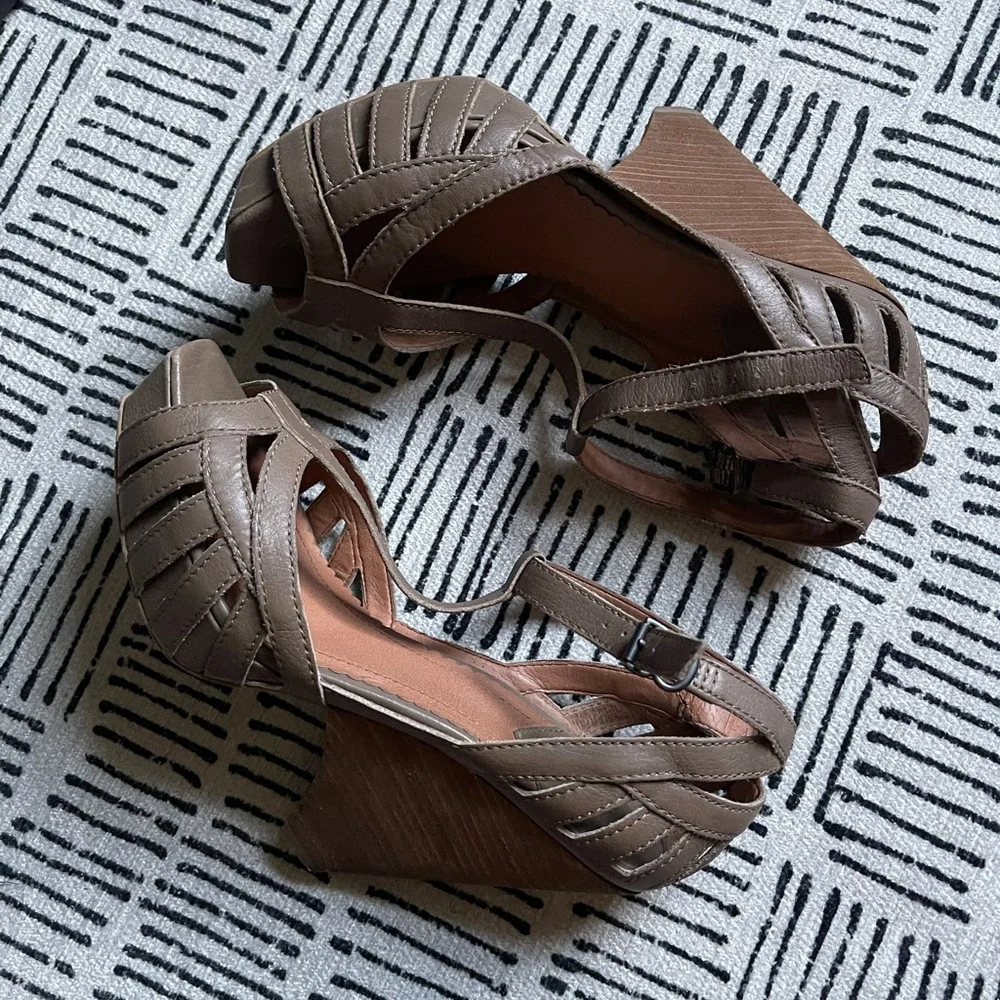 Lucky Brand Randy t strap peep toe chunky heel